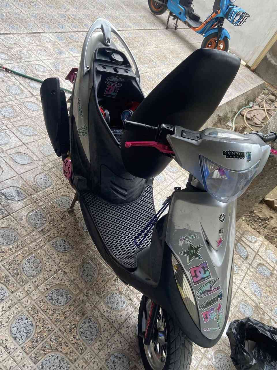 السلام عليكم الكفاله للبيع دراجه صار شهر من طالعه من رمبه مزوعه تزويد
التزويد⬇️
1 شيال rgs اصلي سعره45 
2 قطرة دهن ncy اصلي متحركه
3تعلاكه ncy
4قبغ فلاوين rgs اصلي 
5يدات بريكncy اصلي 
6 قطرة دهن اكسل r&s
7قبغ عمبار اصلي جا وياهه 
8صالنصه fm واقيه نيكل اصليه تختلف عن العاديه
9قفيص rgsالي بل صالنصه عدد 2 
10دمام tourboاصلي 
11 ستاند صفح poosh 
12 قاعدة رقم r&s
13 منضومة لايت زينون
دراجه ختم واحد ويه المكينه ومكينه مملعوب بيهه خلاص 
سلف بلادي كابريتر بلادي غراضهه البلاديات كلهن موجودات 
دراجه نزلتهه1050 اريدهه ب975 وبيهه مجال مابيهه شي مايشتغل بس الگيچ سلسله مكطوعه عندي نكطعت سعرهه3 الاف ودراجه نص نكره مكاني ديالى الخالص هبهب رقمي***********
