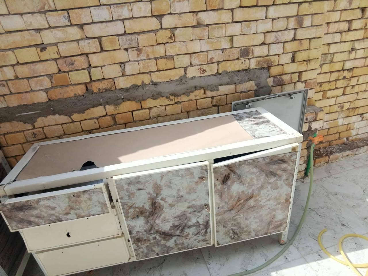 السلام عليكم كاونتر للبيع بي شوية اضرار السعر ١٥٠ وبي مجال متر ونص *********** زين القوس
