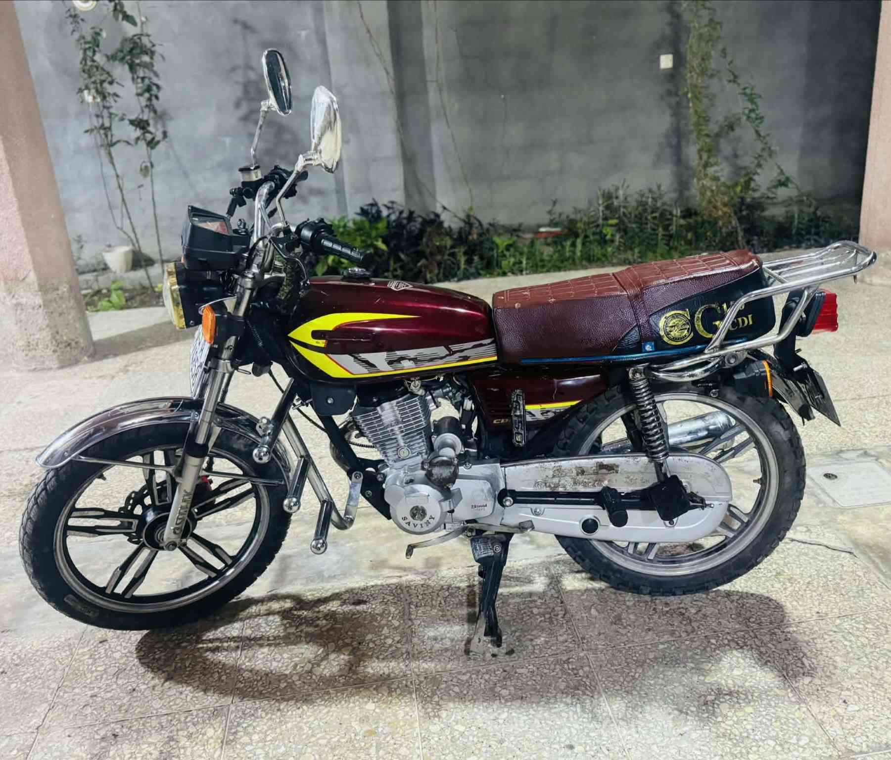 #للبيــع
ايراني موديل 22 مسجل كامل سنويه ولوحات اجنبي تحويل مباشر كامل مابي اي نقص...


**إذا كنت صاحب هذا الإعلان وتريد حذفه لأي سبب، رجاءا أرسل رسالة إلى الدعم الفني**