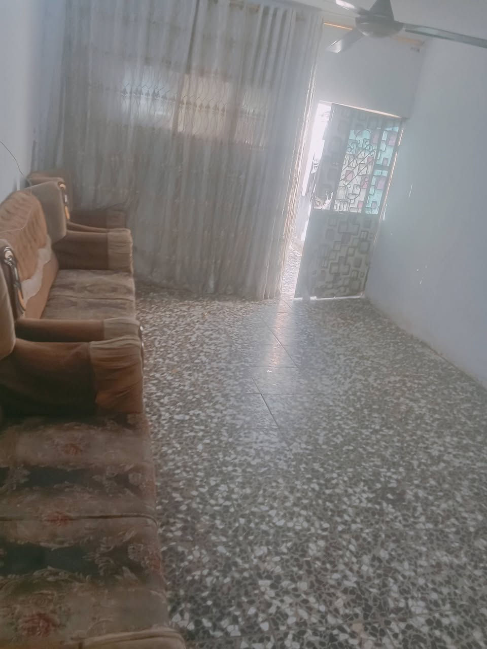 السلام عليكم عندي بيت 75 متر الحسينيه منطقة المخابرات يحتوي على استقبال وغرفه نوم ومطبخ وتواليت خارجيه وحمام داخلي وطرمه وسطح وترك للاستفار على الرقم                      ***********
