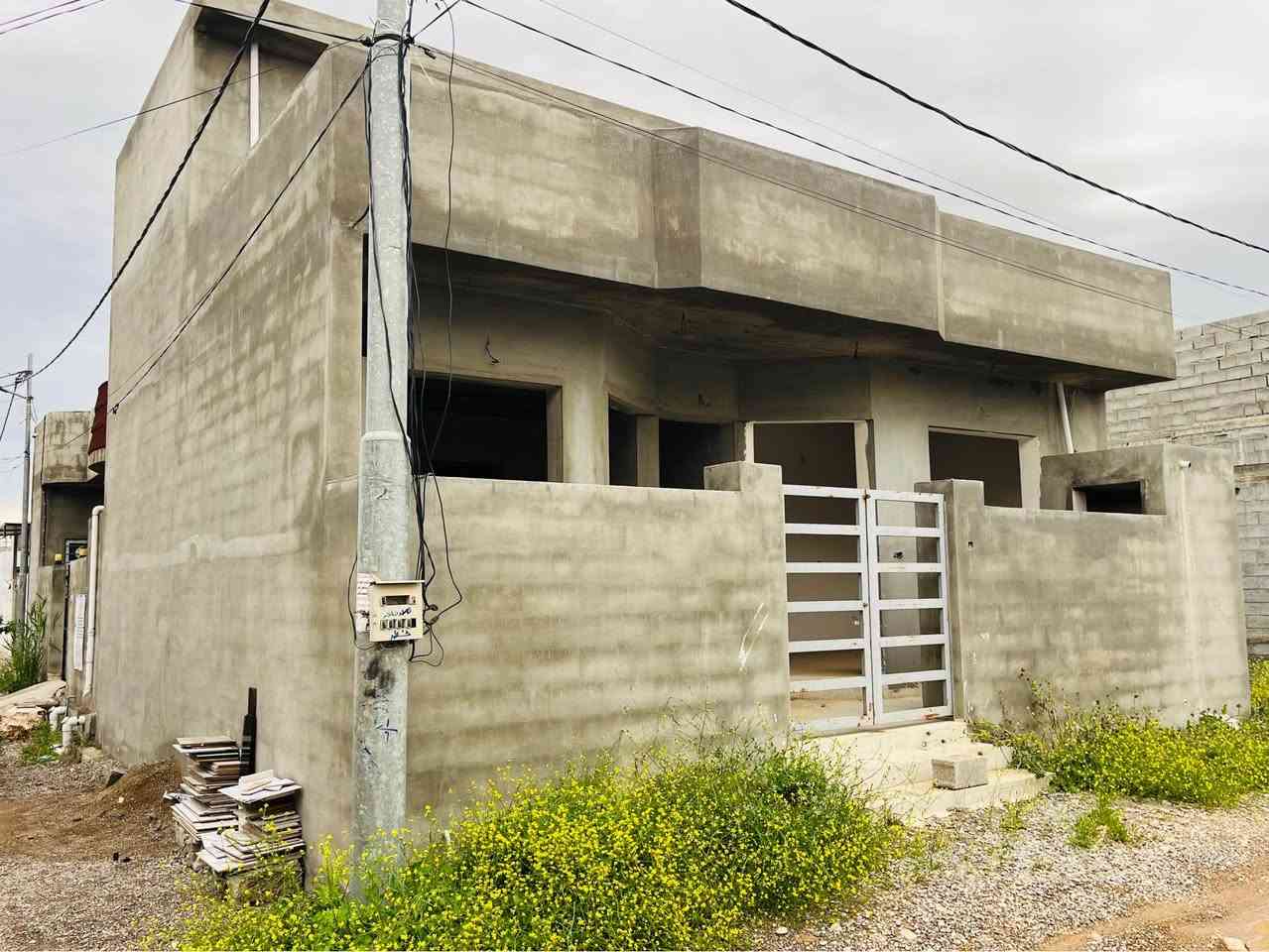 دار للبيع 100م مربع ركن 
داره كوناره فرع مخبز أم مصطفى 
طابو زراعي سند 25 بأسمي 
يحتوي على 
غرفتين نوم 
هول داخلي 
استقبال كبير 
مطبخ ومطبخ حار 
بيتونه 
البيت باقيله فقط سقف ثانوي وبيبان وسويج بلاكات 
للاستفسار *********** خناقين, ديالى
