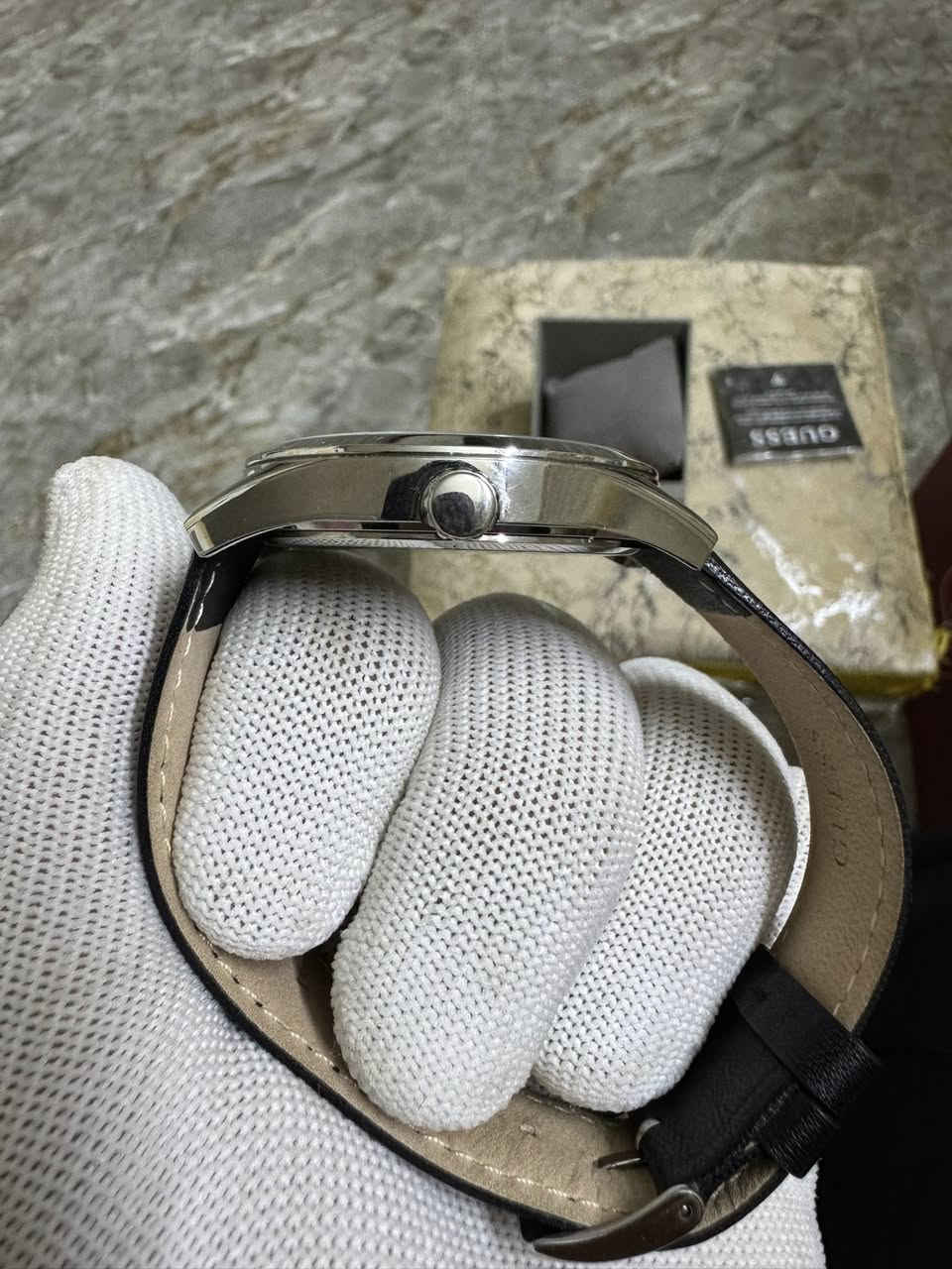 السلام عليكم ورحمة الله وبركاته🖐️
ساعة من ماركة GUESS الجميلة😍
المواصفات 😎
١-الساعة تعمل بنظام كوارتز القطر 43
٢-ستانلس ستيل مقاوم للخدوش 
٣-الجام زفير اصلي مقاوم للخدوش 
٤-السير جلد اصلي مختم بشعار GUESS
٥-فقط العاقارب لومينوس 
٦-المينا اسود معة ستانلس ستيل معة تعقيدات روعة داخل المينا 
٧-كود نمبر الساعة GW0389G1 تكدر ادخل الكود هذا بل گوگل وتتأكد من الساعة والصناعة وسعر البيع المباشر 
(السعر 85$ دولار) والتوصيل  لكافة محافظات العراق الحبيب ❤️
رقم الهاتف او واتساب
اسيا***********
اثير***********
