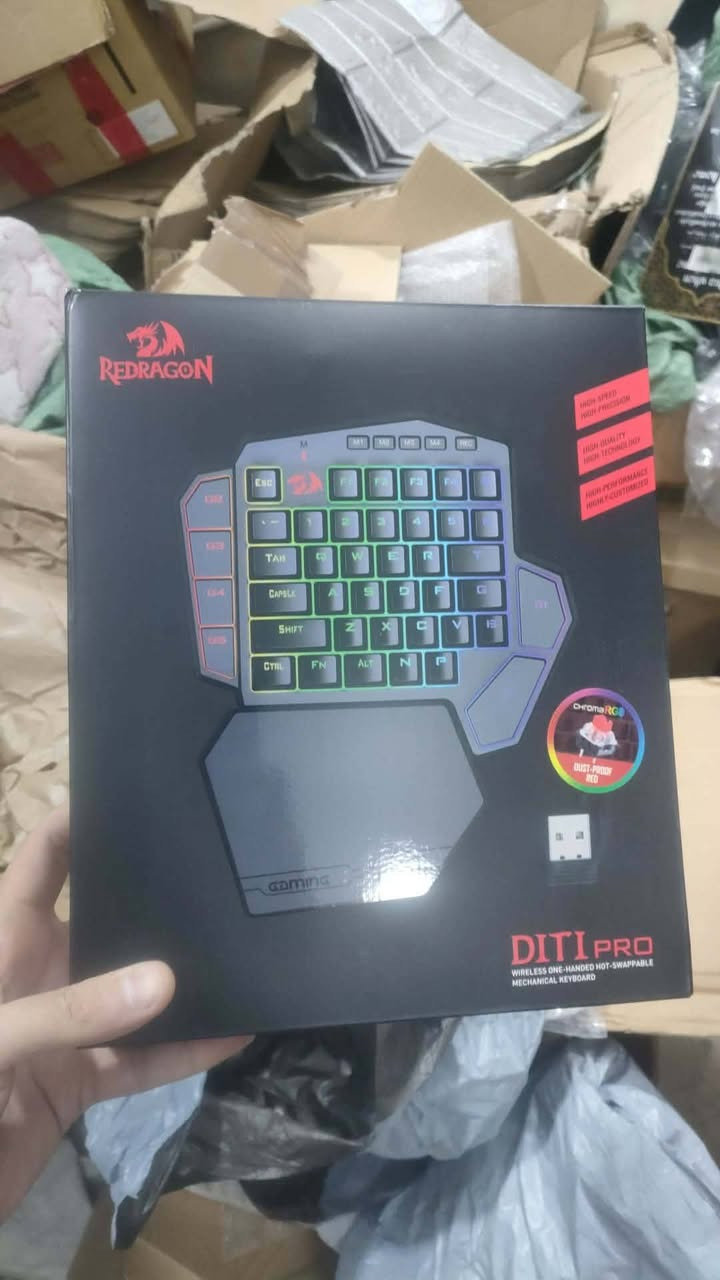 السلام عليكم 
قطعتين كيبورد ميكانيكي REDRAGON 
الأول REDRAGON DITI pro wireless 
الثاني REDRAGON DITI 
الاثنين Red switch 
جديد 
قيم وأخذ


**إذا كنت صاحب هذا الإعلان وتريد حذفه لأي سبب، رجاءا أرسل رسالة إلى الدعم الفني**