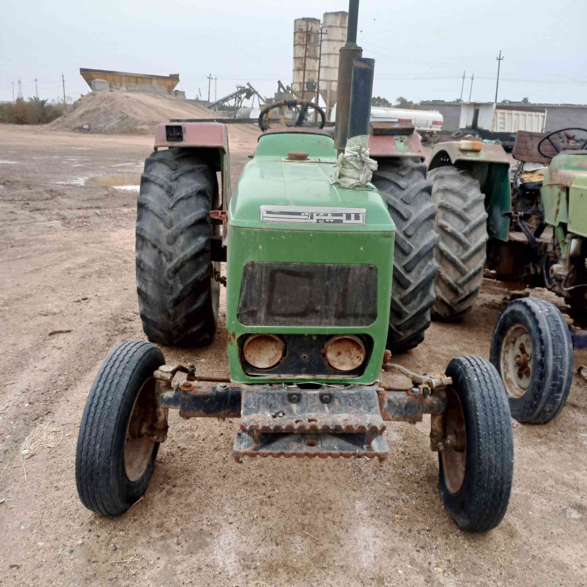 السلام عليكم للبيع سيرت 2000بدون كير اكسل بلاد جهاز هيايدروليك شغال محركه بي صوت تا يرات كدام نضاف ولوره نص عمر  مكام  لمكينه ناصريه قضاء رفاعي السعر محمد حسن ال معاوي  4ونص وبيه مجال لشري  ***********
