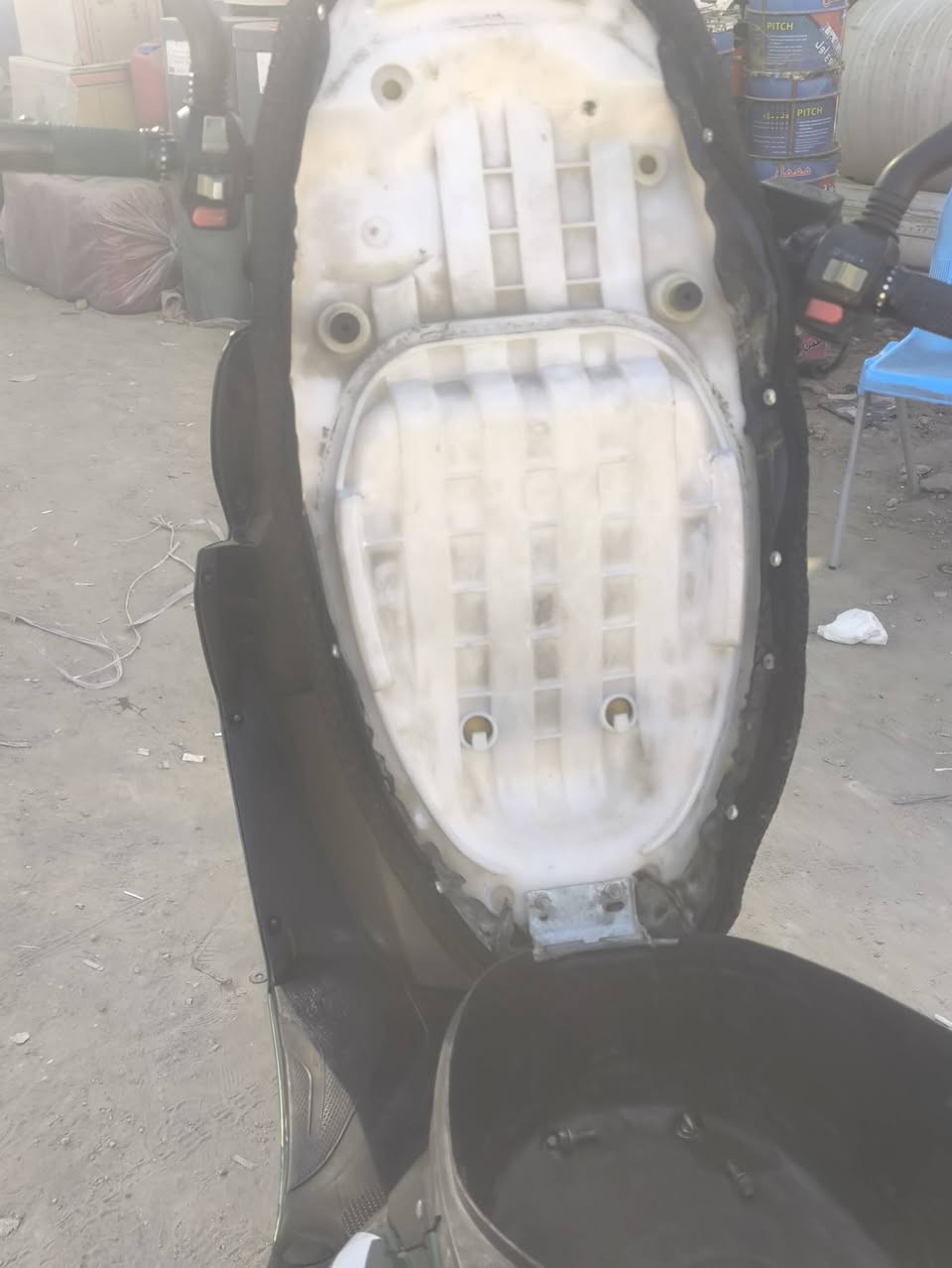 سلام عليكم
دراجة للبيع نوع صيني اللون زيتوني 
موديل 2023
دراجة جاهزة 
التفاصيل 
لايت وبكلايت زنون 
شوتة جديدة 
كهربائيات الدراجة جاهزة
سلف  
وأشاير يمنة ويسرة
وأشاير رباعي  
بصمة تشغيل عن بعد 
ونظام السرقة
قفل سكان وقفل  الجوزة 
دراجة جاهزة من كلشي مال جناي سعر 650 وبيها مجال كلش قليل 
الشراي يتصل ويدلل  
***********
عنواني ناصرية مركز 
خاص  مامتواجد  الشراي يتصل
