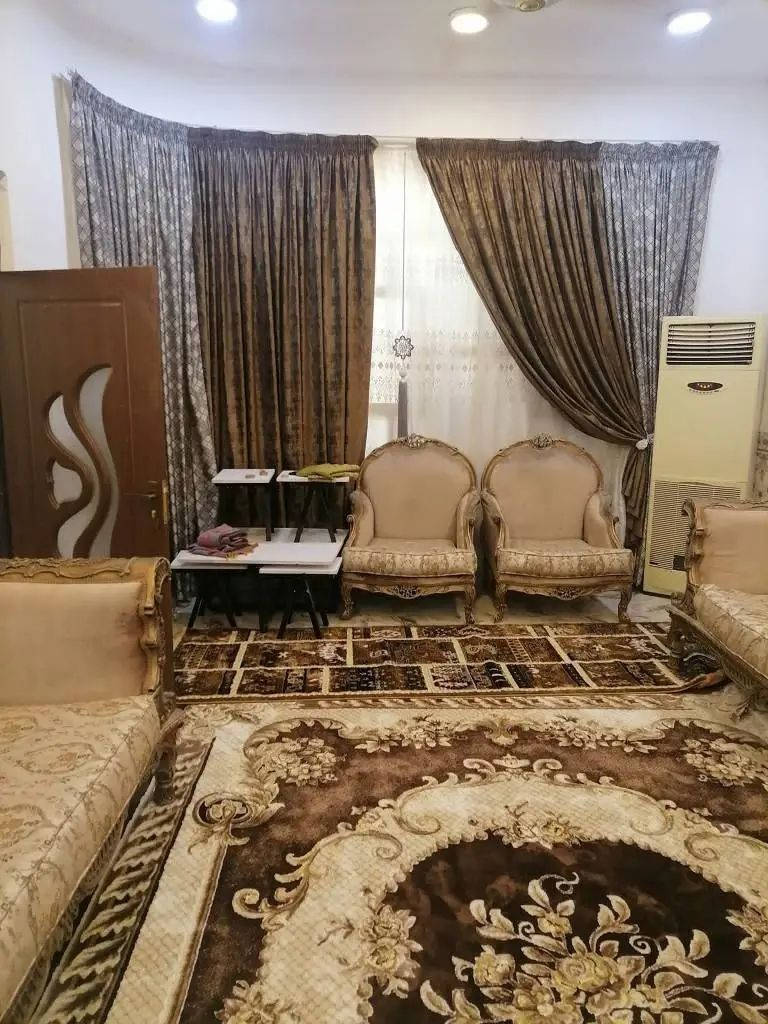 السلام عليكم بيت طابو صرف مساحة ٣٠٠ بناء حديث درجة اولئ خريطة روعة يقع علئ شارع عام رئيسي بداية البيت حديقة وكراج سيارة ومحل وصحيات خارجية ومن ثم مدخل البيت واستقبال كبيرة وهول وصالة كبيرة وغرفتان ومطبخ حار وبارد وصحيات ومناور البيت سعر ١١٠ وبيه مجال *********** فضليه شارع محطه القطار
