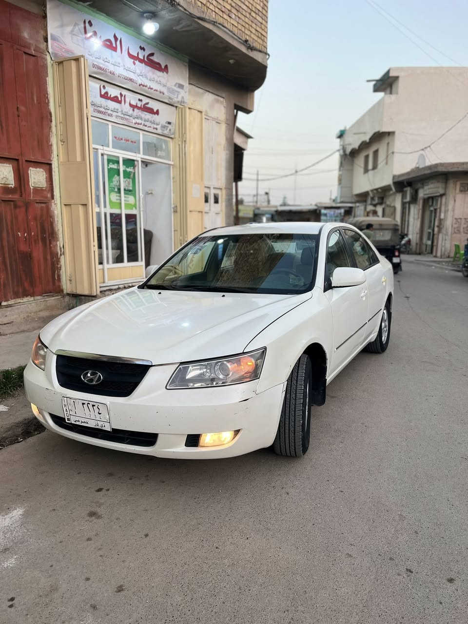 السلام عليكم 
سوناتا موديل 2006
خليجي سياره  جاهزه على. الاخير مال جناي 
حدايه تخم تاير شرط 
مكينه كير كفاله  
رقم ذي قار باسمنه تحويل ثاني يوم 
سياره بيه رشات صبغ بسيطه 
مكاني  ناصريه قلعه سكر 
السعر 85 وبيه مجال 
***********
