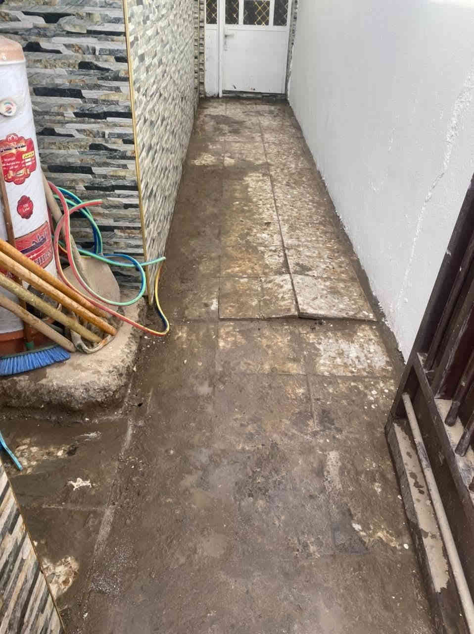 السلام عليكم 
بيت تجاوز ١١٠ متر واقع حال 
يتكون البيت 
غرفة نوم  كبيرة 
ستقبال كبير 
مطبخ 
حمامات ثنين واحد داخل المطبخ هوه حمام وتواليت
واحد داخل الغرفه 
مع البيت تانكي 
كيزر
عنوان البيت بغداد 
الغزالية نهاية شارع المركز 
ع شارع العام مقابل السرية مال الاتحادية الجديدة  السعر، 39 وبي مجال 
للاستفسار الاتصال
***********
