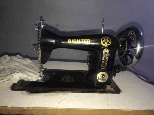 مكينة خياطة براذر اصلية شغالة على الفحص مكينة وماطور ودواسة وميز السعر ٦٥ الف المكان نجف حي ميسان ***********
