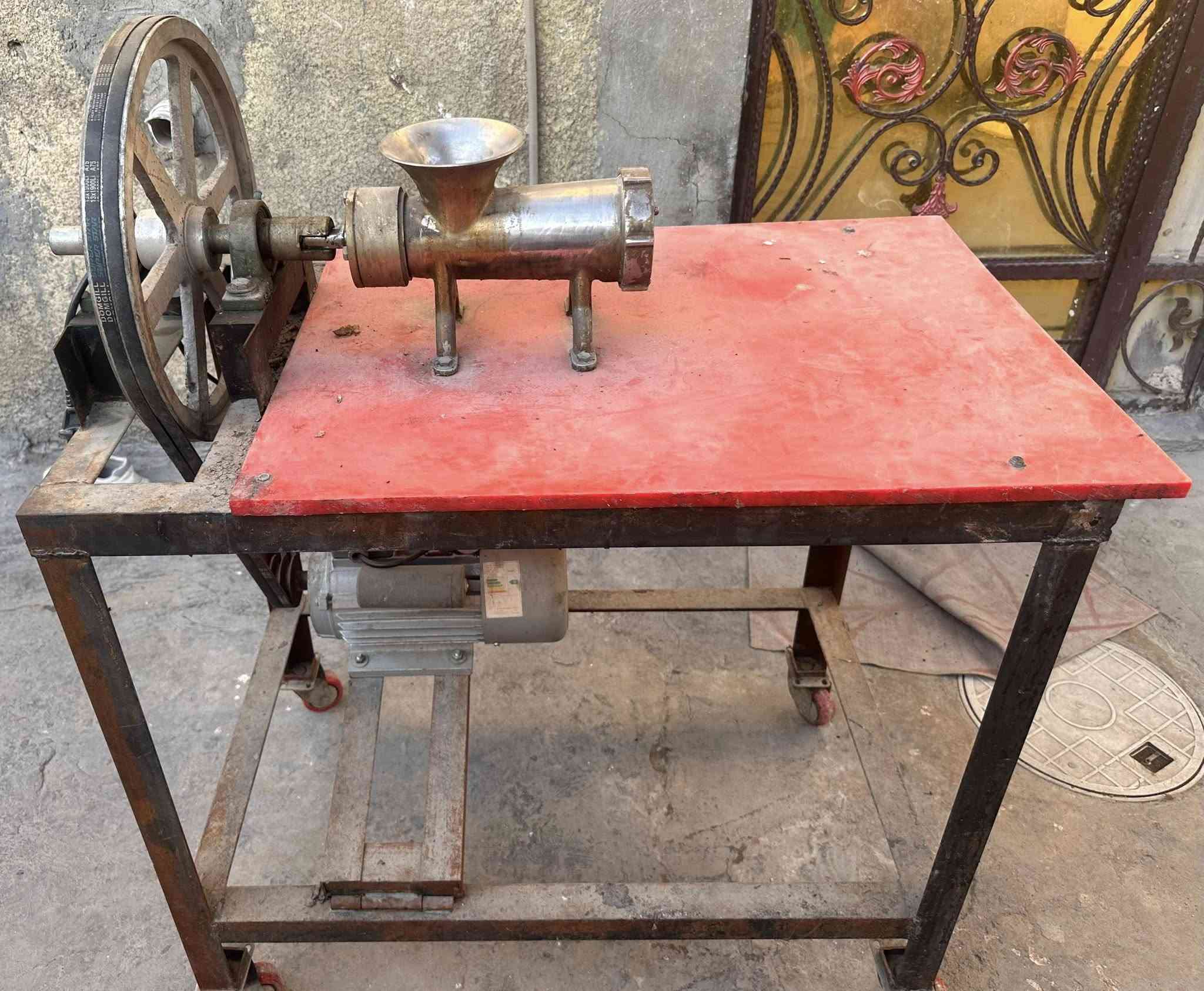 سلام عليكم عندي طباخ قياس متر في متر تركي عيونه ليزريات ومكينه داطلي لقياس 32 سل ستيل جديدة بس وجبتين مشتغل بيهة العنوان بغداد ***********
***********
