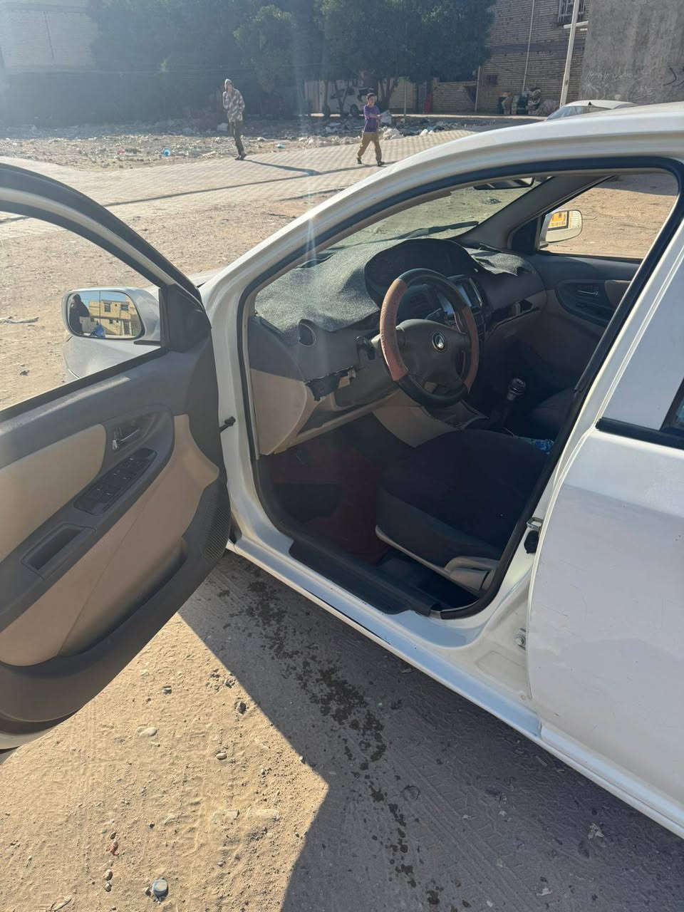 للبيع جيلي mk السياره جديده تبريد شغال كير مكينه مكفولات تخم تاير السياره جديده ماشيه 70 بيه نقص بس دشبول يابس من الشمس السعر 38 او بيه مجال الستفسار على رقم *********** بسمي السياره تحويل ثاني يوم
