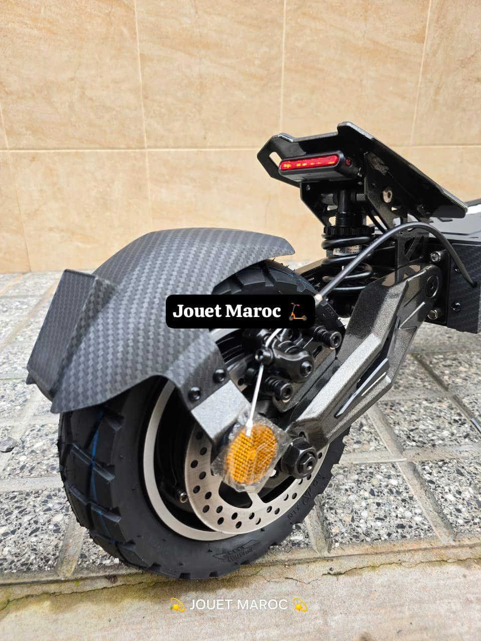 NOUVEAU TANK M41 MONO MOTEUR
🔥عند JOUET MAROC 🚀🛴
📢 عرض حصري بأقل ثمن في المغرب💯
⚡️TROTTINETTE TANK M41 MONO MOTEUR 
✔️ moteur 1000W - 2000W max
✔️ Batterie lithium
✔️ Batterie 48V 16AH
✔️ Charge max 120 kg
✔️ Démarrage par NFC
✔️ Frein: À disque avant et arrière +E-ABS 
✔️ Autonomie 40km min - 55km max
✔️ Vitesse 79km  
✔️ amortisseur avant et arrière 
✔️ écran LCD intelligent 
✔️ Rapport de vitesse 3 vitesse
✔️ Feu stop à LED
✔️ Feu avant à LED
✔️ Résistant à l'eau IP55
✔️ pliable oui
✔️ Matériel Aluminium 
✔️ klaxon 
✔️ Garde-boue avant et arrière
✔️ Clignotants à gauche et à droite
✔️ Indicateur de batterie
✔️Système d'éclairage LED complet 
✔️ pneu: Tubeless 10 pouces Off Road 
✔️ Charge 54V rapide
✔️ Marque internationale 🌏
✅ Qualité & Garantie 💯
📢 عرض مذهل لفترة محدودة فقط سلا, المغرب


**إذا كنت صاحب هذا الإعلان وتريد حذفه لأي سبب، رجاءا أرسل رسالة إلى الدعم الفني**