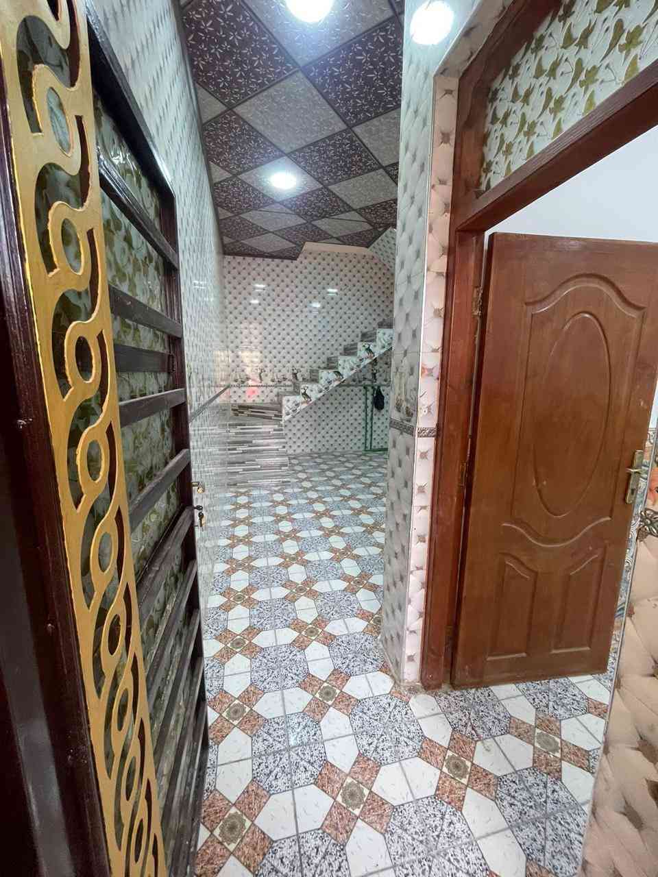 بيت للبيع مساحة 50 متر بصف الركن 

صب اساس وسقف 
منطقة 24 خلف حديقة شريط ميسان 
البيت نظيف كولش 
وخلفه شارع الشيوخ 
متكون البيت من طابقين
استقبال وصيحات بره وصحيات جوه ومكشوفة ومطبخ كبير او ممكن يصير صالة ويتحول المطبخ بالمكشوفة 
والفوك غرفة وصاله 
الاساس والسقف صب 
الطابق الثاني الغرفة والصالة اعكادة بيت جاهز 
السعر 69 مليون وبي مجال بسيط 
للاستفسار اتصال فقط 
***********
