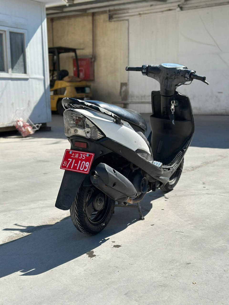 سلام عليكم دراجه ماكس عدله لون ابيض أوراق اصولي محرك وكاله وشلعته  فول كلشي مكفول اله الشاصي صار حادث وصار بيه عواج والباقي كله على كفالتي صاله 6اشهر طالعة من المعرض 
العنوان كربلاء الحر 
الرقم ***********
