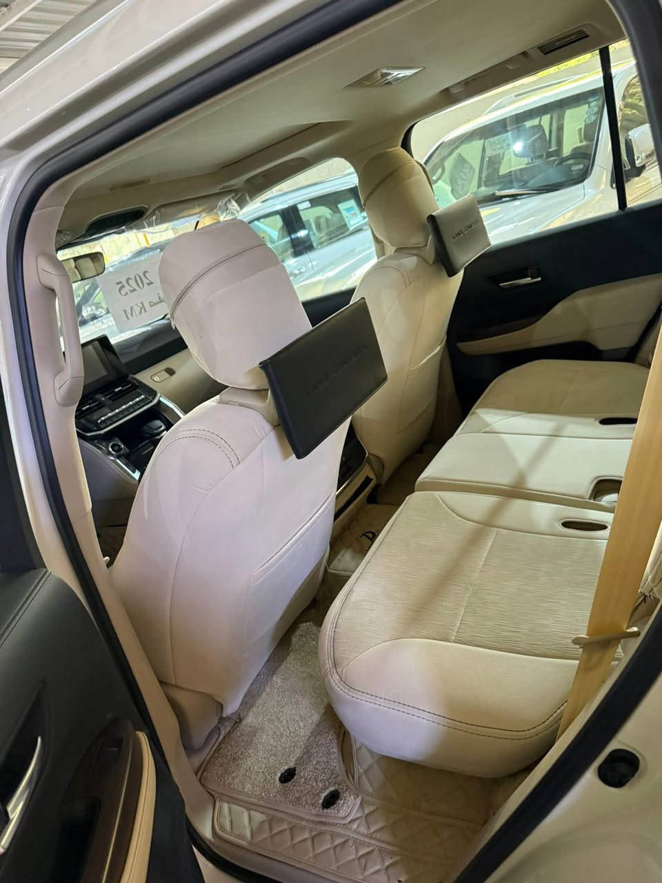 زيرو و مغلف كشنات  و ارضية جاهز 🤲🏻
لاندكروز 2025  ،ضمان تويوتا عراق
ماشية 600 كيلو  بحالة الزيرو
فئة السيارة/ gxr ,تنفس طبيعي
مرقم اربيل الدولي لوحة وسنوية 
شاشات وتطبيق ،
سلايد ،مقاعد جلد وكهرباء وتبريد 
شاحن وايرليس 
وباقي مواصفات لاندكروز المعروفة 
السعر 745$ وبيهة مجال بسيط
📍ديالى بعقوبة الجديدة / شارع جسر الشريف

*********** بعقوبة, ديالى
