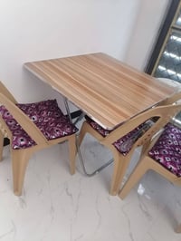 ميز طعام • ٣ كراسي