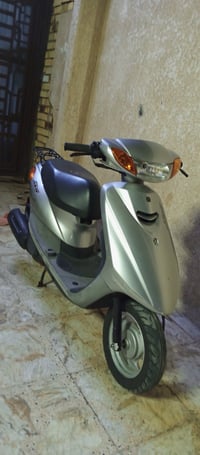 دراجة بخارية نظيفة، لون فضي، بحالة ممتازة للاستخدام اليومي، خالية من ا...