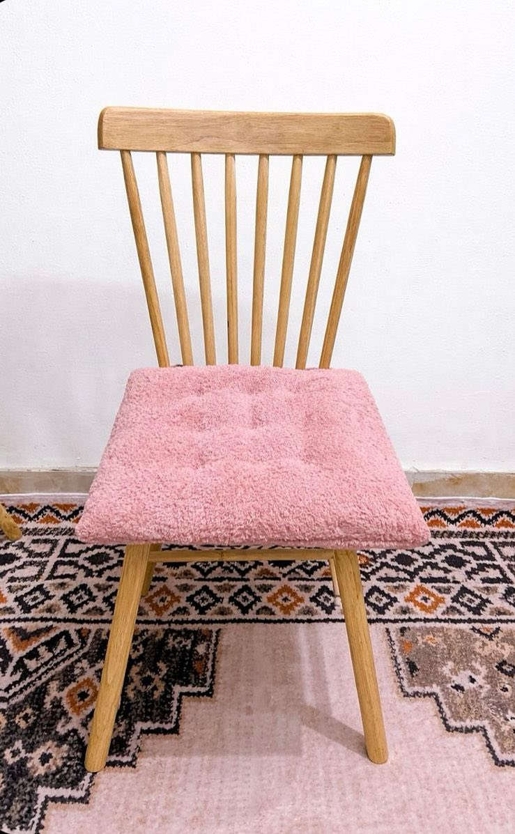 طاولة طعام اكريلك ثقيل مع ٤ كراسي ماركة ايكيا تتحمل وزن ١٢٥ 
اللون رصاصي مع ٤ كوشات مقعد هديه اخذته من سين هوم الي بحي الجامعه اريده بسعر ٢٨٠ للتواصل على هذا الرقم ***********
