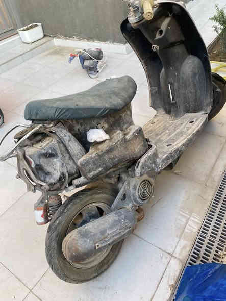 دراجه مصريه متروكه بس تشتغل مكينتها حلوه أبيعها كوم حديد ٧٥قفل ***********
