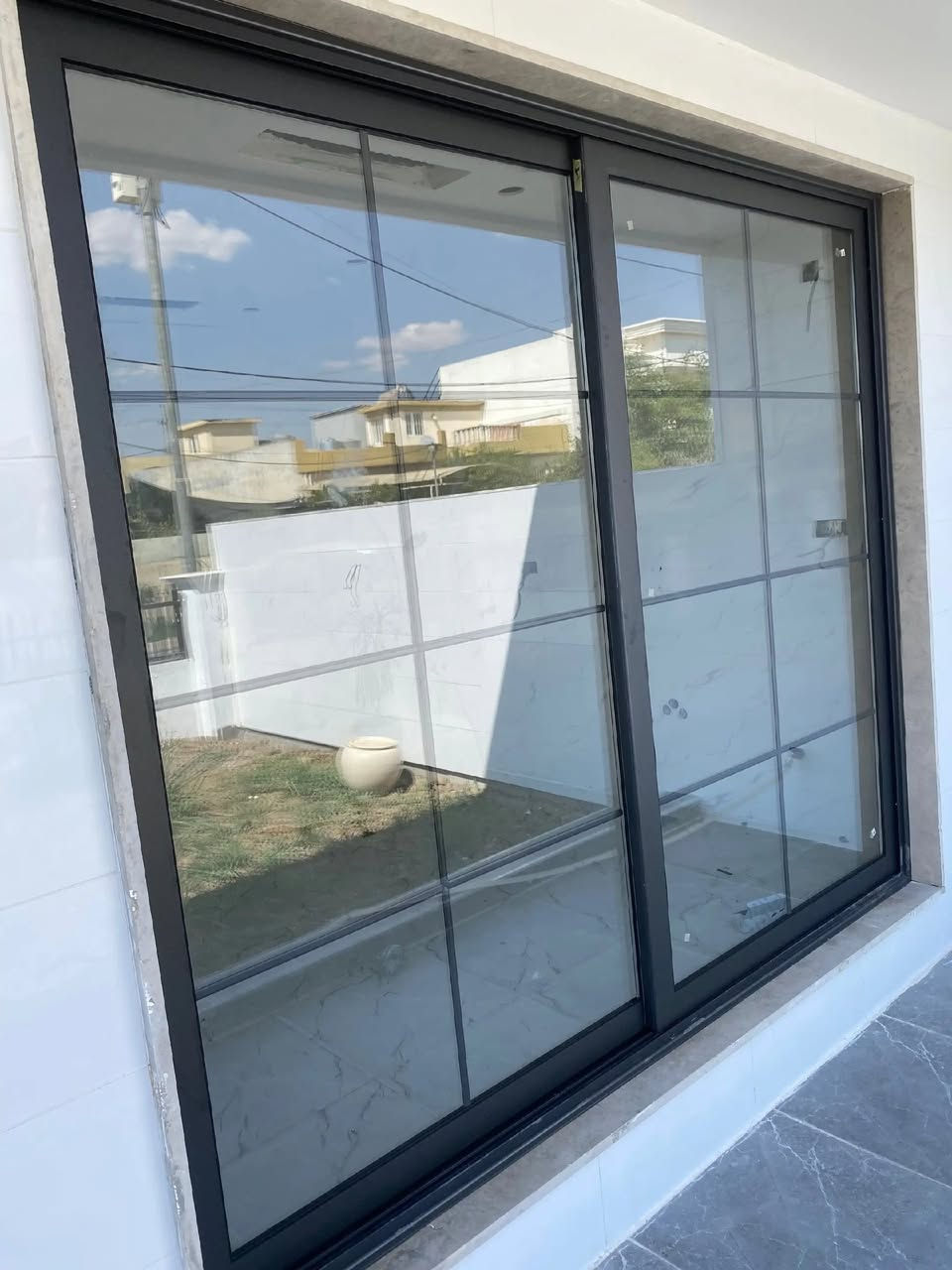 نعمل احدث انواع الابواب والشبابيك الألمنيوم باجود الانواع والتسليم عند الموعد للتواصل واتساب ***********
