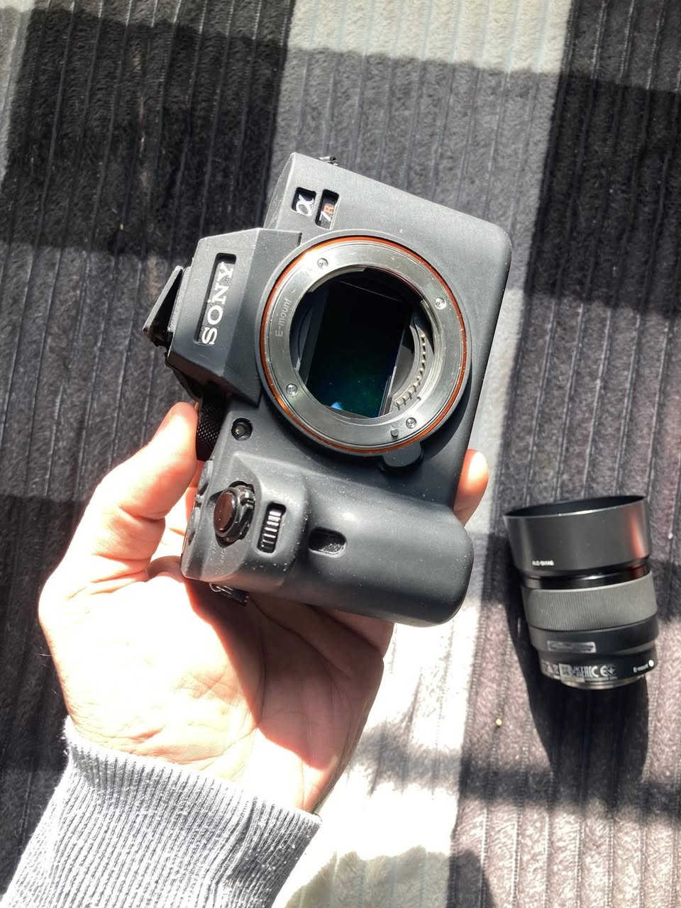 سوني a7 فئة r فول فريم الجيل الثاني R2
نسبة نظافة مثل ما واضحة بالصور 100% 

مع عدسة سوني 50mm فتحة 1,8

الكاميرا متوفره مع جميع ملحقاتهة ويجي وياهة درع جيلاتين 

وشاحن وبطارية ورام وكيبل شحن وحزام حمل


**إذا كنت صاحب هذا الإعلان وتريد حذفه لأي سبب، رجاءا أرسل رسالة إلى الدعم الفني**