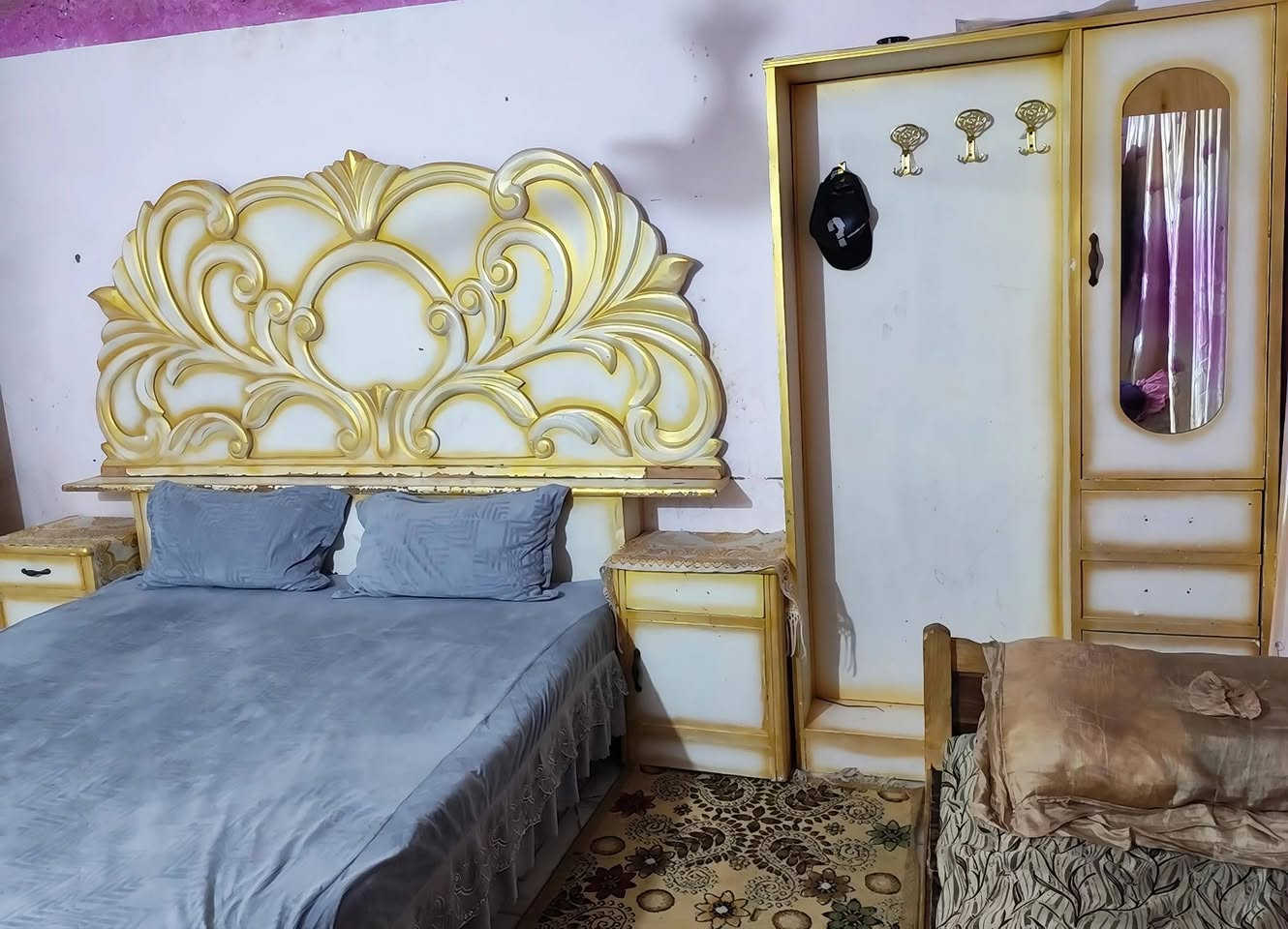 غرفة نوم للبيع  نجاره عراقي السعر ٥٠٠ وبيها مجال نظيفه ***********
