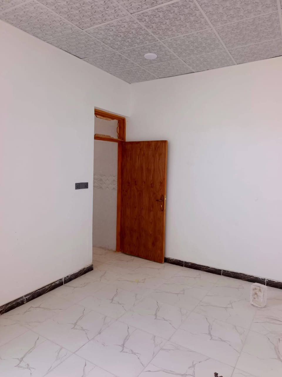 #بيت للبيع مقابل ملحق قرية الغدير 
المساحة (١٠٠ متر )  شارع اسواق تلعفر 
  تفاصيل البناء  # غرفة + صالة + استقبال +مطبخ  مع الحمامات بناء كونكريت أساس وسقف  شارع مبلط  وكهرباء 
السعر المطلوب  (٣٥  مليون  مع المفاوضة ) 

  للتواصل والاستفسار 

#مكتب  بركات الرحمان 
 
***********
