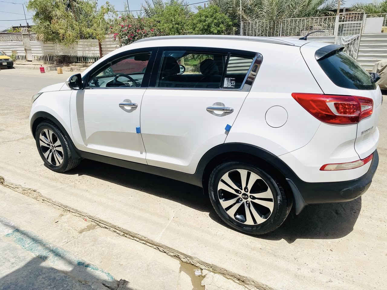 السلام عليكم 
كيا سبورتج خليجي مكينه 2000 دوش المكينه والكير على وضع الشركة مكفولات 
موديل 2011 السيارة مكفولة وبسمي السنوية ثاني يوم تحويل 
السيارة شباك خلية نحل وتخم تاير جديد وما ناقصها اي شي شاهد الله السيارة مالتي مال بيت وربع دينار ما تصرف عليها
والسونار موجود عندي العنوان بغداد الشعلة السعر 140 
رقم الهاتف ***********
