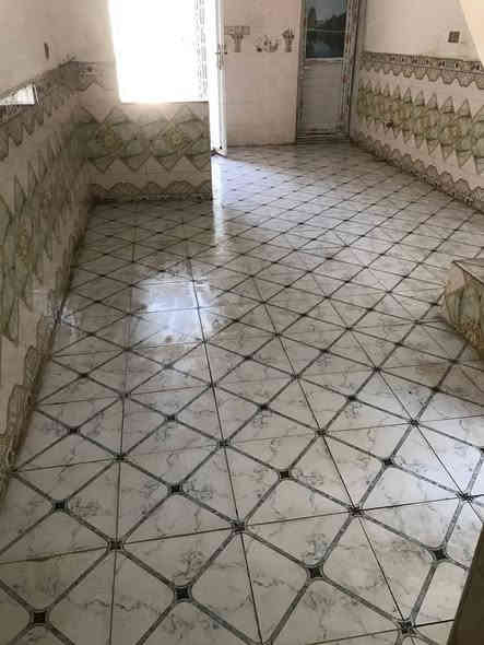 السلام عليكم 
دار زراعي مساحه 50م شارع بعرض 15م. اساس و سقف كونكريت عالي عن الشارع نضيف جداً كهرباء ماء سيراميك كامل البيت من كلشي. 
العنوان شارع المطحنه مقابيل قرية الغدير السعر 20 مليون ***********
