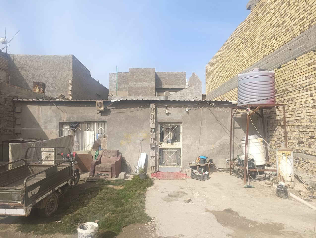 السلام عليكم بيت مساحه 220
بلديه مكانه كله حي العسكري شارع 30 
السعر 50 بي مجال 
***********
