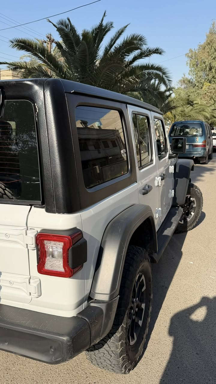 السلام عليكم 
جيب رانكلر (روبيكون ) 4Xe
موديل ٢٠٢٤ 
السعر ٢٦٥ $
السياره ٣ محركات 
هجين وكهرباء ومكينه ٢٠٠٠ توربو 

فول مواصفات ومواصفات الروبيةون معروف 
حادث السياره خلفي 
الداخل الجديد ذات الشاشه الكبيره 
رقم بغداد تحويل ثاني يوم 
عوان السياره بغداد الجادريه 
***********
