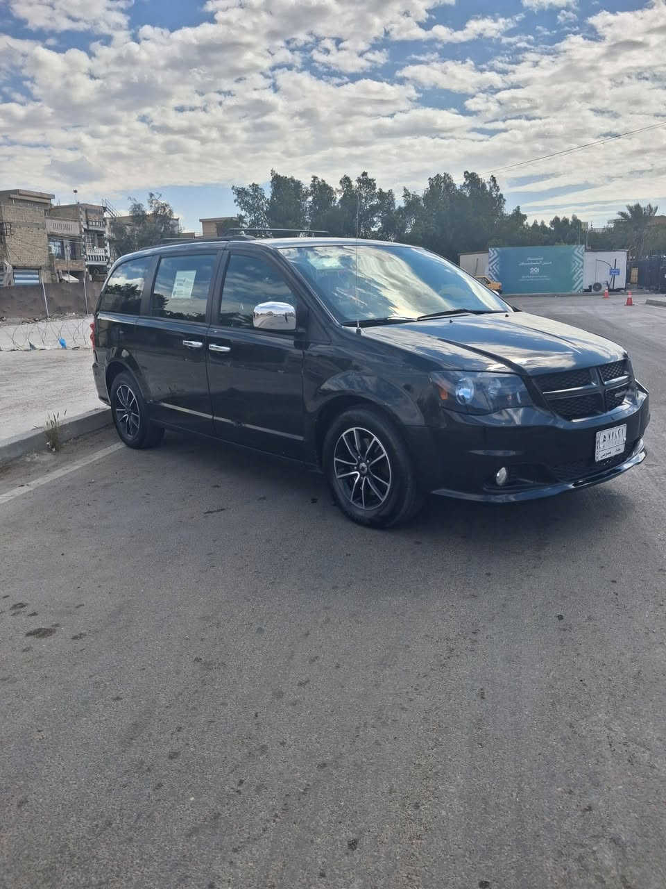 سلام عليكم دوج كرفان للبيع موديل 2018  رقم بغداد  فول مواصفات ترحيب أبواب كهرباء كشنات كهرباي  حادثها أمريكي جاملغ وبنيد  فقط  باقي سياره مكفوله. من كير مكينه.  صدر امامي خلفي.  جديد.  تخم تاير. جديد يعني السياره جاهزه من كلشي. مكاني. بغداد.   السعر.     ١٥٥ وبيه مجال.  ***********  اني. مكلف بل نشر.
