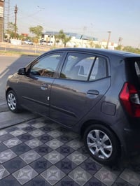 هيونداي i10  ماشيه ٦٩ بس حقيقي  رقمها بغداد كلشي تمام بيها مابيها اي ن...
