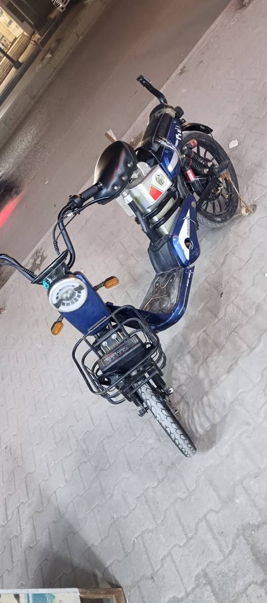 السلام عليكم اخوان دراجة شحن للبيع كامله ماناقصها شي كهربائيات كلها شغاله باتريات جدد شاحنه جديده الدراجه نضيفه مال بيت السعر 175 او بيها مجال العنوان البصره *********** البصرة, العراق
