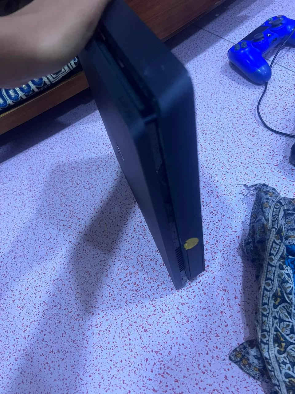 السلام وعليكم 
بلي ٤ مهكر نضام قرص 
نص تيره 
ويا ٥ العاب مع كامل ملحقاته وجوستيك عدد ٣ 
هاي صور اله والفحص قبل الشراء اذا ماعجبك ما استلم منك ربع البلي كدامكم شخط مابي 
السعر تواصل على هذا الرقم واتساب فقط ***********
