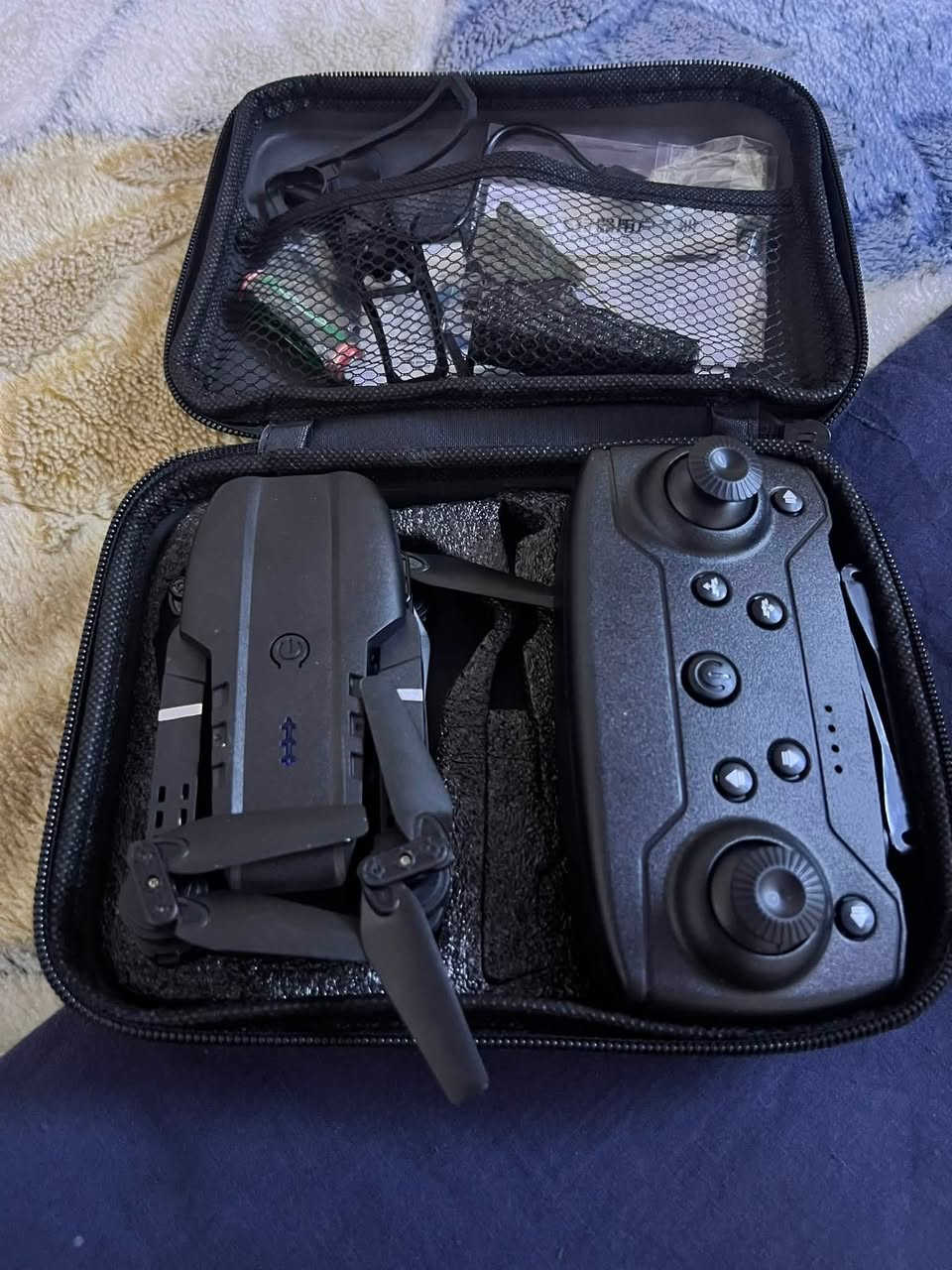 درون نوع E88 جاهزه  مابيه اي نقص 

يجي ياخذ على فحص 

وياه شاحنه
وزوج مراوح
وبطاريه 
وباتريات الاصليه 
ودرع حمايه 

بسعر :٢٥الف بيه مجال توصيل متوفر فقط داخل بغداد

***********

