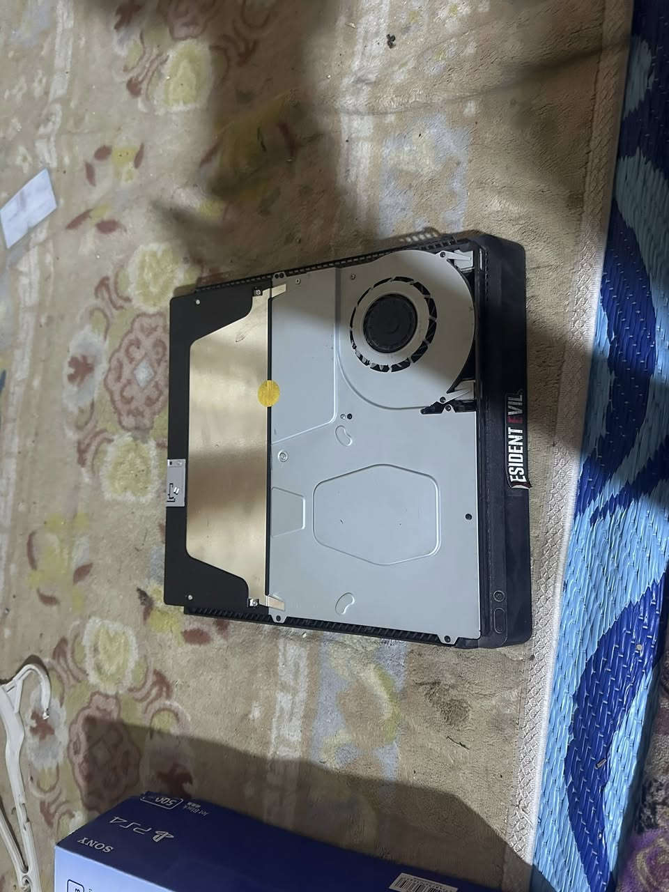 لبيع بلاي 4 مهكر نضام 12 بعده جديد لا مفتوح لا مصلح بعده جديد بل استيكر ماته
جوستك عدد 2 

هاردات عدد 3او 2 500 كيكا او 1 نص اتيرء 

مع يو آب إس 

عدد لعاب بي 57 لعبه 

عنوان بغداد رئاسة شارع 20 

رقم ***********
