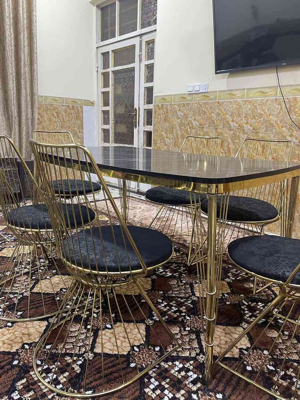 ميز طعام 🥘
معاه 6 كراسي 
داخل الموصل السعر 210 بي مجال للطيبين 
***********
***********
