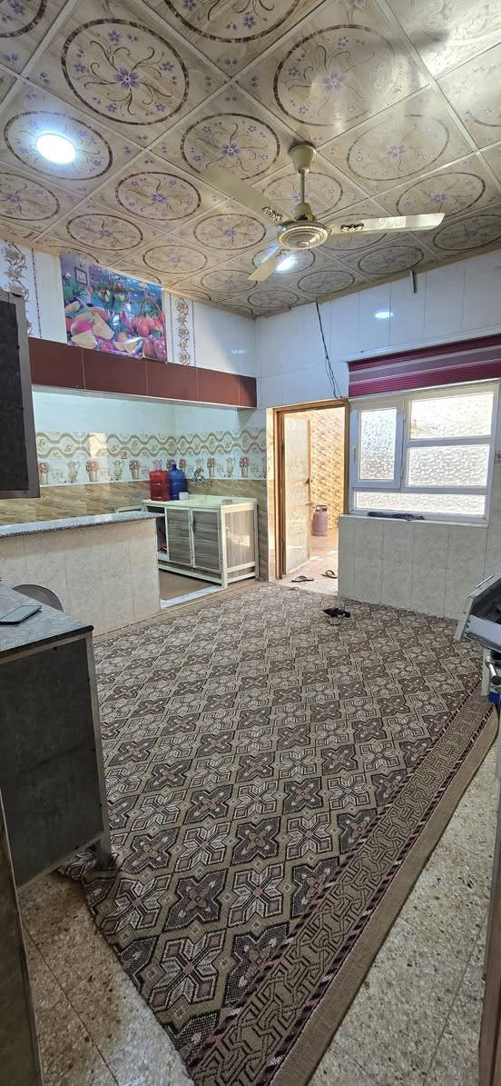 السلام عليكم
دار للبيع في الجمعية مقابل جامع أهل البيت قرب المعهد الفني 
المساحة 253 متر الواجهة 13 متر على شارع عرضه
20 متر يتكون من طابقين
الطابق الاول
استقبال7×4
مطبخ حار وبارك
صاله7×4
غرفتين نوم 5*4
مجمع صحيات
منور وممر
الطابق الثاني
غرفتين نوم
وصالة
وصحيات داخل احد الغرف
الطابق الاول مسلح والثاني عكاده
*********** واتساب و ماسنجر
