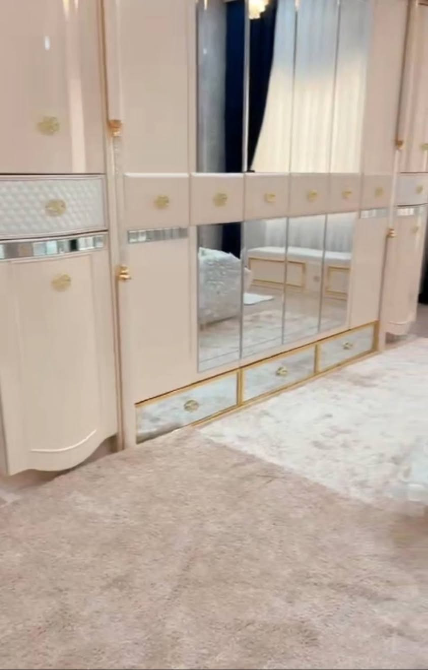 غرفة نوم تركية مستعملة بحالة ممتازة
غرفة نوم تركية أنيقة، تصميم راقي ولمسة فخامة، مستخدمة استخدام خفيف ونظيفة جدًا. 
تضفي جو هادئ ودافئ على الغرفة، مناسبة للذوق العصري والكلاسيك.
تتضمن:
سرير مريح وقوي
دولاب واسع بتقسيم ممتاز
تسريحة مع مراية أنيقة
كومودات جانبيه
السعر: مناسب وقابل للتفاوض
للاستفسار:  تواصل واتساب  *********** او                                 
                                        ***********
