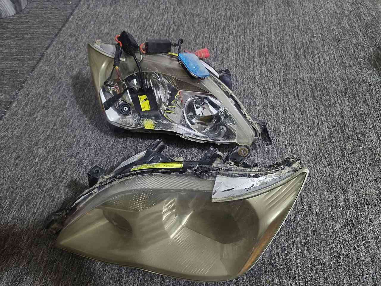 زوج مازدات افلون من 2006 إلى 2010 مستخدمات وحده منهن مكسوره جامتها والثانيه سليمه  ياباني اصلي كاملات سعرهن 70 ثنينهن بيهن ختم تيوتا
***********
