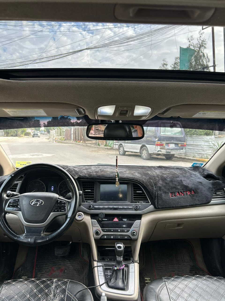 السلام عليكم النترا للبيع موديل 2018 وراد امريكي فول موصفات فتحة بصمة شاشة كامره أشاير بل مري ويل كب بصمت أبواب رادارات جانبي بعد بيه هواي موصفات فول حادثه بنيد بدون دواخل وصار بيه بـالعراق جاملغ خلفي بارد والسياره مبدل بيها رواجز فقط باقي سياره خير من اللّه رقم بغداد رقم انكليزي سيارة  كلش حلوه سياره جاهزه مابي ي نقص السعر 126$ وبيها مجال او مراس
مكاني بغداد حي العامل 
رقم التلفون : ***********
