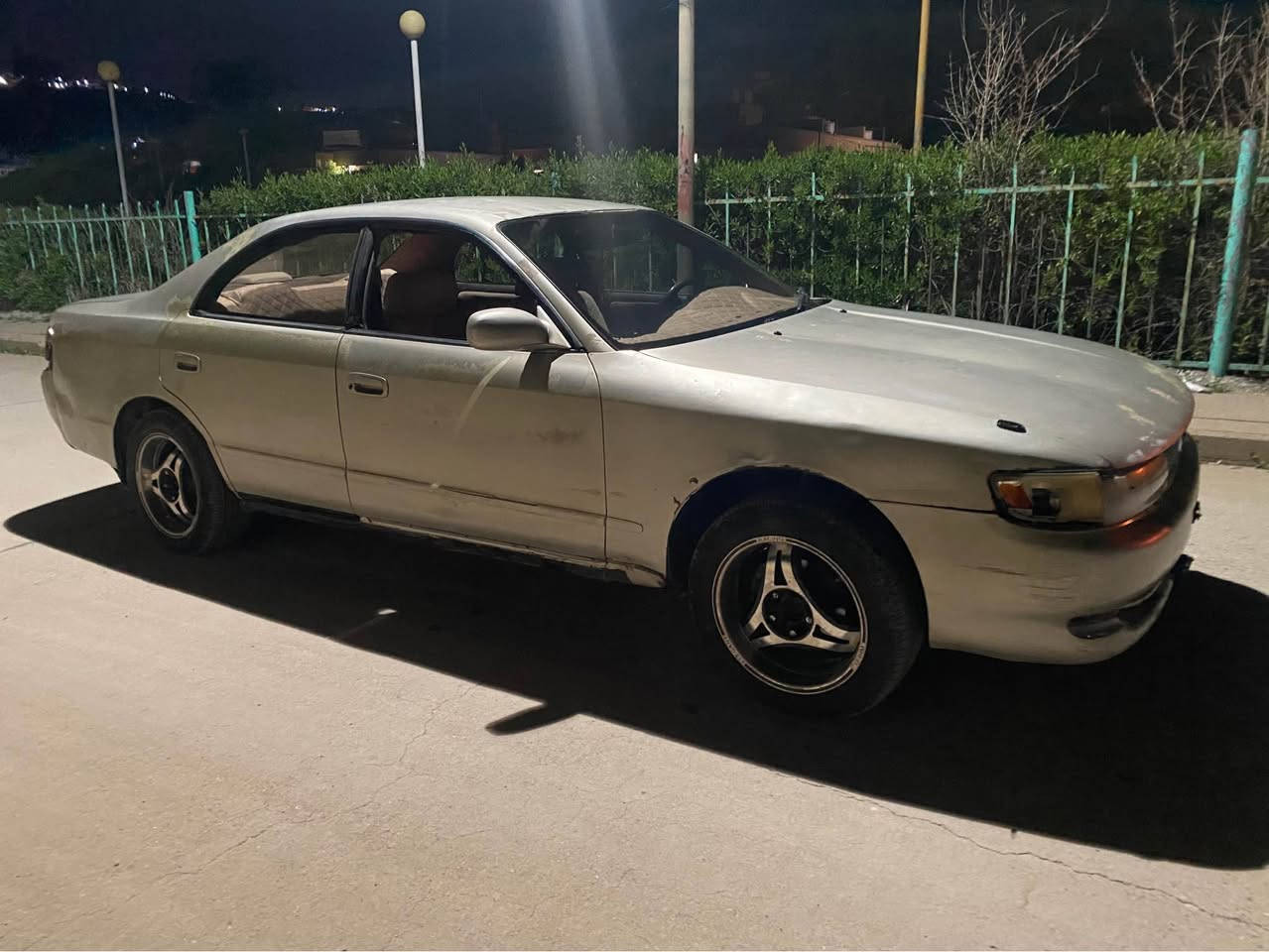 توێتا مارک مۆدیل ٩٤ئاڕمی پلاستیکی سلیمانیە دیناری تێدا نیە بەرە دەرگای لۆکە نەتەقیوە دەشپوولی نەتەقیوە گێچ کامل ئیش ئەکات مکینەی دوونیوی وینجیە ماشەلا زۆر بەقوەتە چوار جام کارەبایە  کوشن تازە وگاحی لۆکە رەقەم تەلەفون *********** دار بنديهكان, السليمانية
