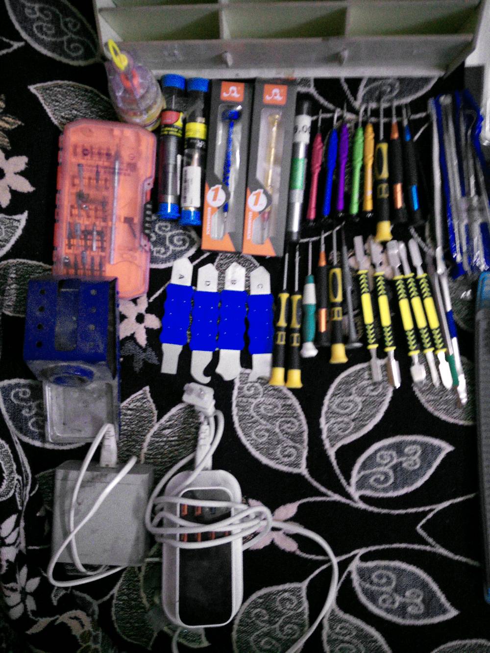 شفرات+قالعات +ادات فك شاشة عدد 20
قلم تكسير ظهر ايفون عدد 1
تيستر شحن عدد 2 اصلي
سيت شفرة اصلي عدد 8
حافظة درنفيس عدد 1
امونيا عدد 2 مامفتوحات دبتين 
منهضة بطاريات ايفون +كلكسي
دريل تنضيف عدد 1
ماسكة هاتف محمول عدد 1
منكنة عدد 1
صولدر سائل +سيم+فليكس علبتين
كفوف صيانة
كارت كشف ظهر الايفون المستبدل
شريط عازل حرارة عدد3
خانة موبايلات عدد 1
هيدكان +كاوية متصل عدد2
قالعة شاشات عدد 1
شسوار فتح حراري عدد1
بادة صيانة عدد 2

السعر 350 وبيهن مجال للاستفسار 
***********