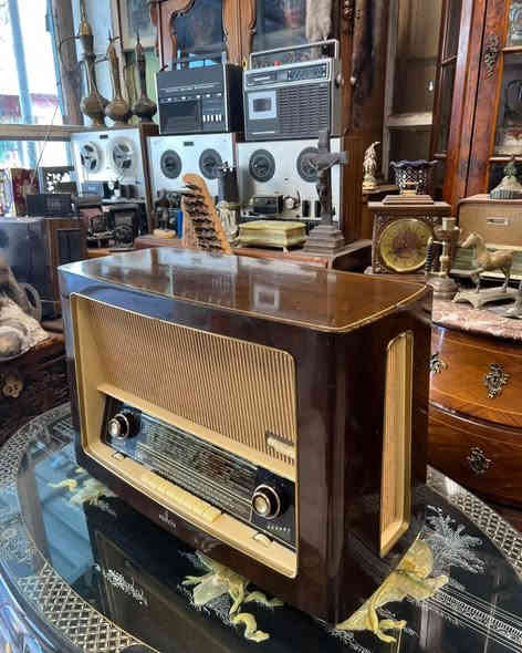 راديو انتيك شغال اف ام  قطعة نادرة 12 موجة
العنوان بغداد الكسرة قرب ملعب الكشافة 
للاستفسار والحجز يرجى مراسلة الصفحة او الاتصال ع الرقم التالي ***********
*علماً ان تتوفر خدمة توصيل بغداد و المحافظات 
*عند استلام الطلب يرجى التاكد منه امام المندوب قبل الاستلام

#اكسبلور #انتيك #انتيكا #تحف #لوحات #بغداد #بغداديات #دهوك #اربيل #هولير #السليمانية #سليمانية #موصل #كربلاء #نجف #بصرة #المنصور #اليرموك
