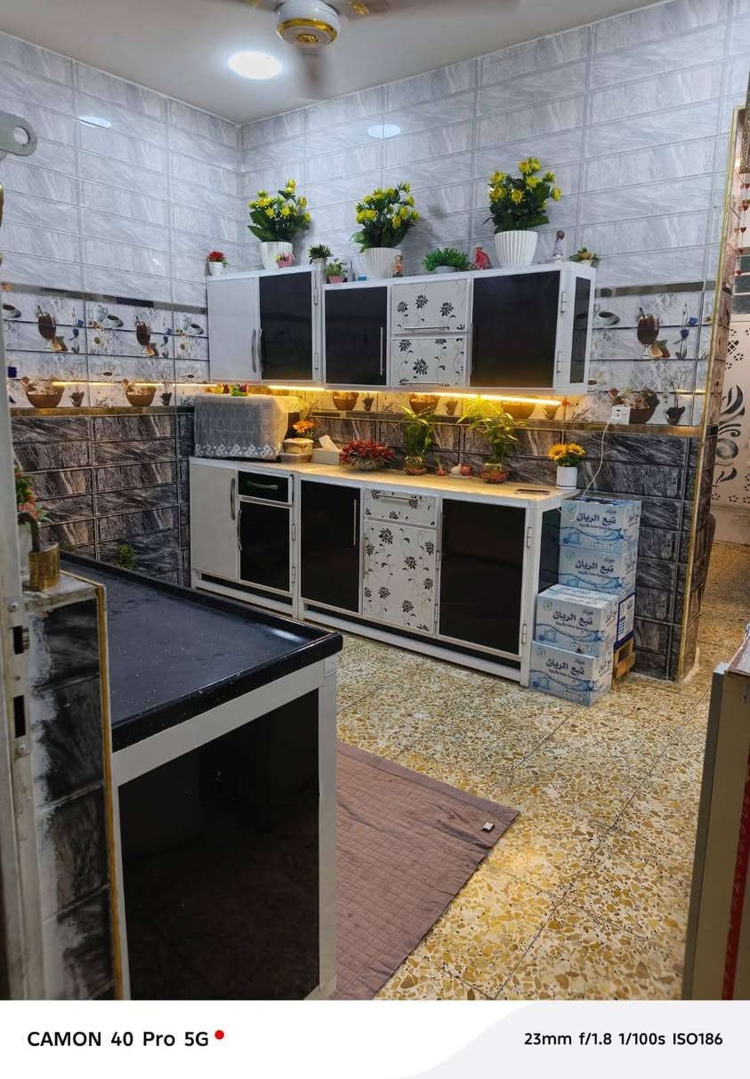 سلام عليكم بيت للبيع طابو زراعي 100متر مربع واجهة 9في11 طابق ونص يتكون من استقبال وغرف نوم عدد 2 ومطبخ وخدمات كامله عنوان بحي البساتين مقابيل بانزين خانه سماه بغداد قرب شارع العام الرئيسي شارع المصطفى ه   سعر 140وبي مجال ***********
