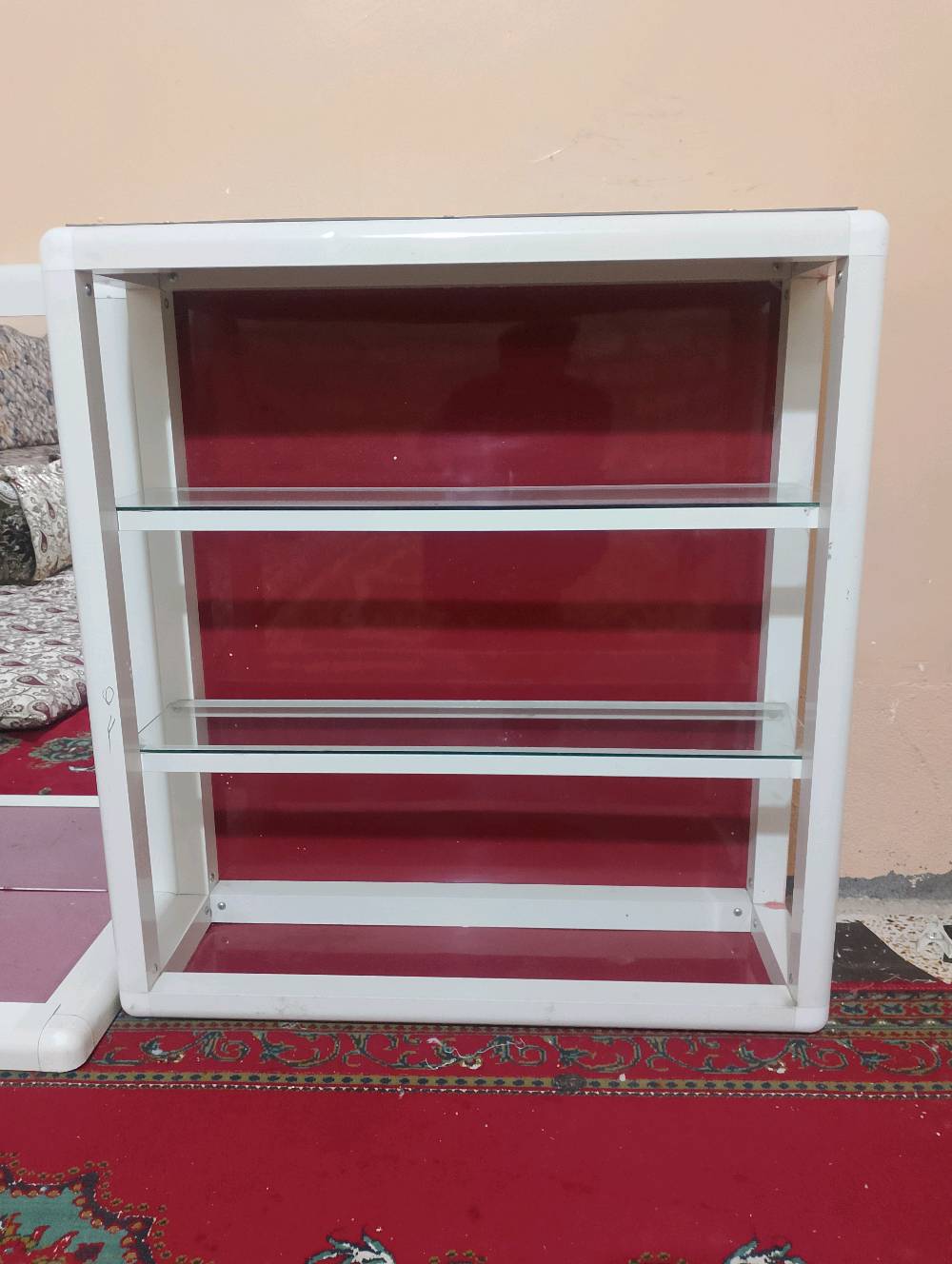 للبيع طقم ديكور حلاقة كامل (3 قطع) بتصميم أنيق وعملي جداً، مصنوع من الألمنيوم الدرجة الأولى (مقاوم للرطوبة والحرارة):
مراية حلاقة واسعة: مع إطار ألمنيوم أبيض وتطعيم أحمر، تعطي مظهر فخم للمكان.
ميز (جاروف) جانبي: يحتوي على درج ومساحة تخزين للمكائن والمعدات، مع يدات كروم حديثة.
رفوف عرض (فاترينة): تحتوي على رفوف زجاجية، مثالية لعرض العطور، الكريمات، أو أدوات الحلاقة.
المميزات 💰 السعر المطلوب: 100 ألف دينار عراقي (سعر قفل وبلاش بالنسبة لنظافته) للتواصل:
عبر الرسائل 