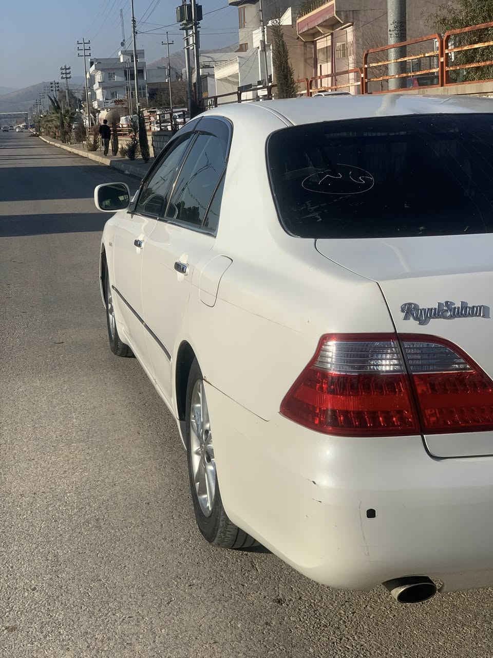 شاینە مۆدێل 2007 بڕاوە
180گەورە بە بچوک

سێ دوگمەی ناوزەرد ساج مەلەکی

ئاوێنەکارەبای

ڕۆنی گێروو مەکینەی گۆڕاوە

جامەکانی هەڵ گیراوە

ساردوو گەرمی بەسراوە

بەسمە ڕەساسی

 

بەس شوێن موسەکانی بۆ یاخە

گێڕو مەکینە بە شەرت

یەک دینار فەسرە فی تیا نیە

شوێن ـ. سەیدسادق

ژ.م *********** ڤایبەر وەتس ئاپ
