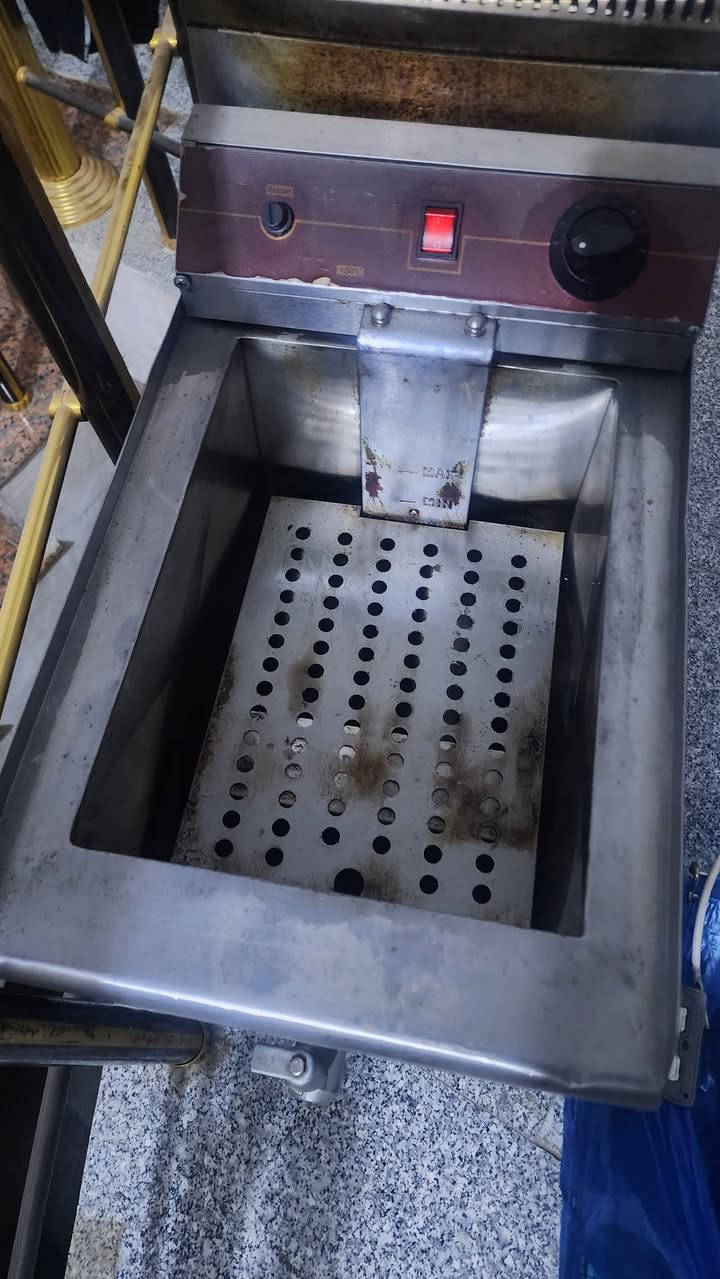 قليه كبيره مالت مطاعم نضيفه اربع مشاعل كاك تفريغ زيت شبجه حمايه مصفي فنكر كهربائيه جداحه فقط  شغاله 
سعر 150  رقم وساب تصال ***********
