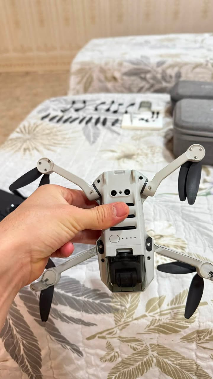 � للبيع DJI Mavic Mini
درون بحالة جيدة، مناسبة للتصوير الجوي والاستخدام الشخصي، وجميع ملحقاتها متوفرة.

المواصفات:
✅ تصوير فيديو بدقة 2.7K
✅ مدة طيران تصل إلى 30 دقيقة
✅ مدى تحكم يصل إلى 5 كم
✅ ارتفاع يصل إلى 500 متر
✅ عدد 3 بطاريات

الملحقات:
✔️ جميع الملحقات الأصلية
✔️ جهازا تحكم (ريموتان)
✔️ مروحيات احتياطية
✔️ عدد 2 جنطة حمل
✔️ شاحن  وجميع الكيبلات

ملاحظة:
يوجد كسر في أحد الأذرع (الجناح) ويحتاج إلى تصليح، أما باقي الطائرة وجميع الملحقات فتعمل بصورة طبيعية ومضمونة. إمكانية الفحص والتجربة متوفرة قبل الشراء للتأكد من حالة الطائرة وجميع الأغراض.

💰 السعر: 550,000 دينار عراقي (قابل للتفاوض).

🚚 متوفر توصيل إلى جميع محافظات العراق.

📩 للاستفسار أو الاتفاق، يرجى التواصل على الخاص


**إذا كنت صاحب هذا الإعلان وتريد حذفه لأي سبب، رجاءا أرسل رسالة إلى الدعم الفني**
